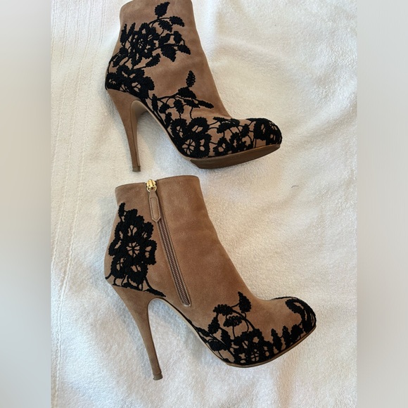 Valentino beige suede booties with enbroidered flowers - Picture 8 of 9